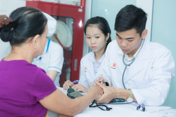 Medical student at Phan Chau Trinh University in the charity program "Bring light to the poor" at Tam Tri Da Nang General Hospital