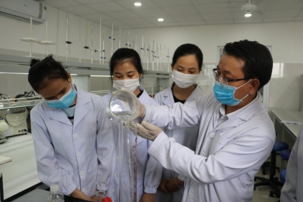 STUDENTS OF PHAN CHAU UNIVERSITY TRUE CORONA HAND WASHER