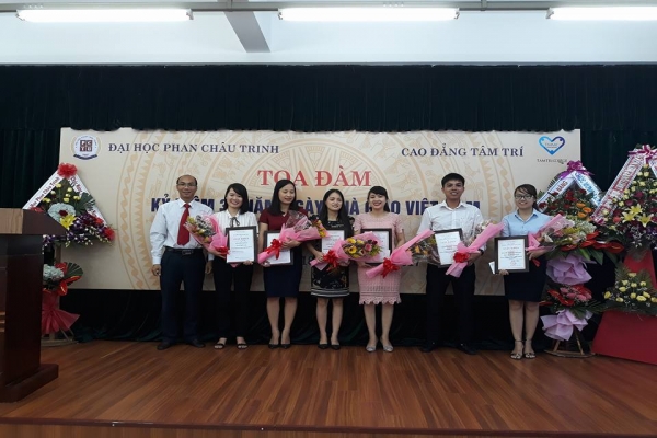 Many meaningful activities on Vietnamese Teachers' Day 11/20